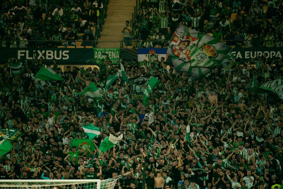 Aficionados del Real Betis Balompié en un partido de Europa League en el estadio de La Cartuja