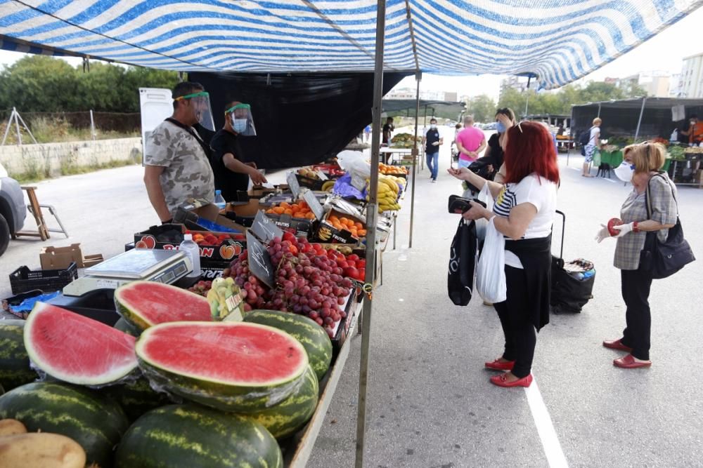 El mercadillo de Huelin vuelve a abrir tras entrar Málaga en la Fase 1.