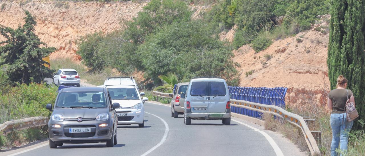 Puente sobre la AP-7 sin paso para peatones, que se ven obligados a caminar por un estrecho arcén