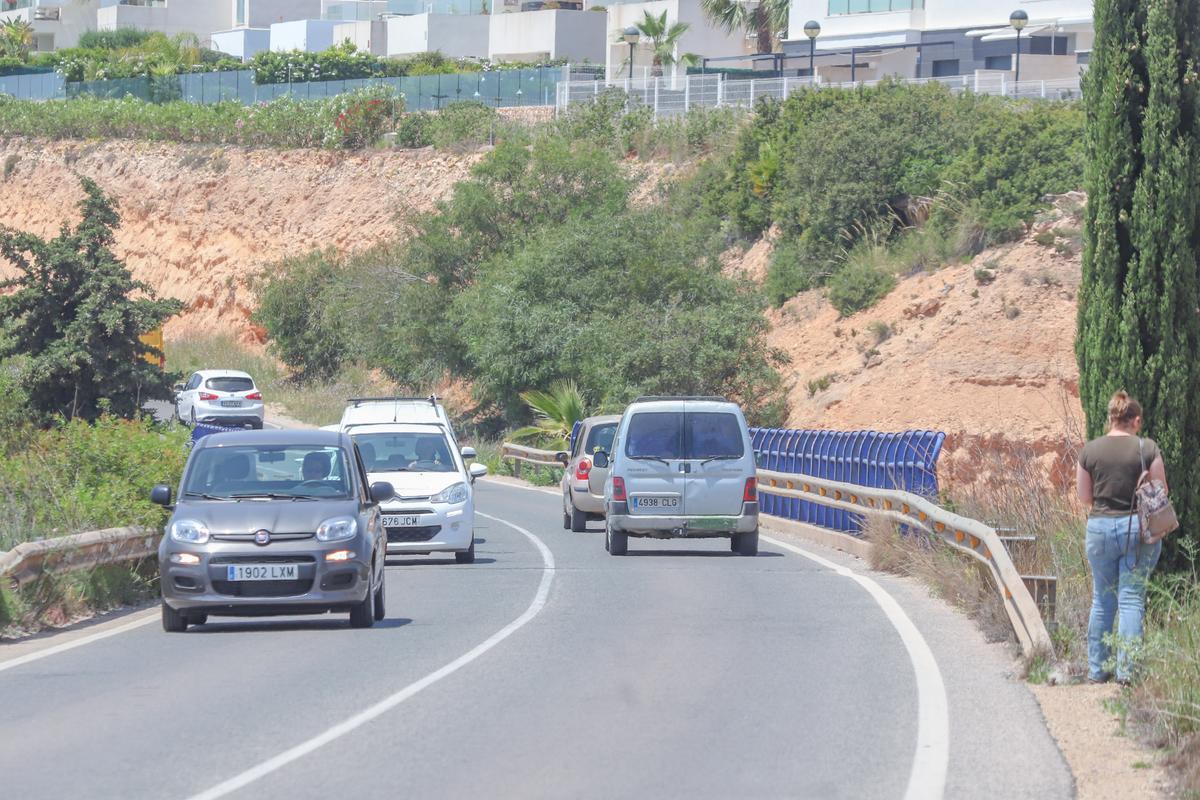 Puente sobre la AP-7 sin paso para peatones, que se ven obligados a caminar por un estrecho arcén