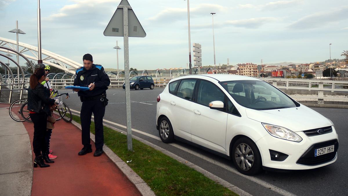 Un agente de la Policía Local acude a un accidente de tráfico con un ciclista implicado (imagen de archivo)