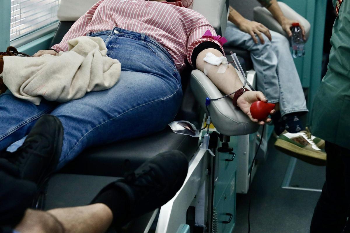 Malagueños donando sangre en previsión de las necesidades surgidas tras el grave accidente ferroviario de Adamuz, en la provincia de Córdoba. A 19 de enero de 2026, en Málaga (Andalucía, Córdoba).