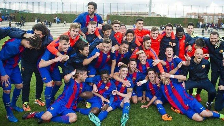 La plantilla completa del FC Barcelona juvenil celebra el títol a la ciutat esportiva Joan Gamper