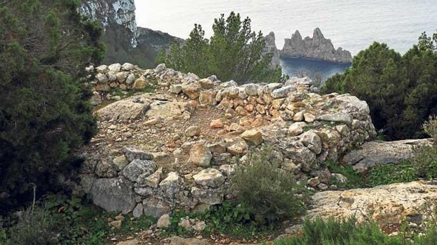 Una de las dos torres que aún conservan su base