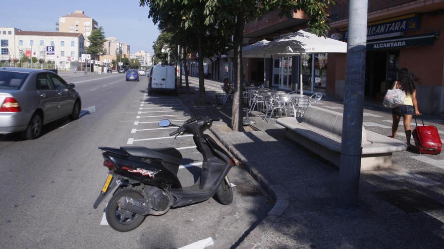 Places per a motos que abans eren per a cotxes, al carrer Emili Grahit