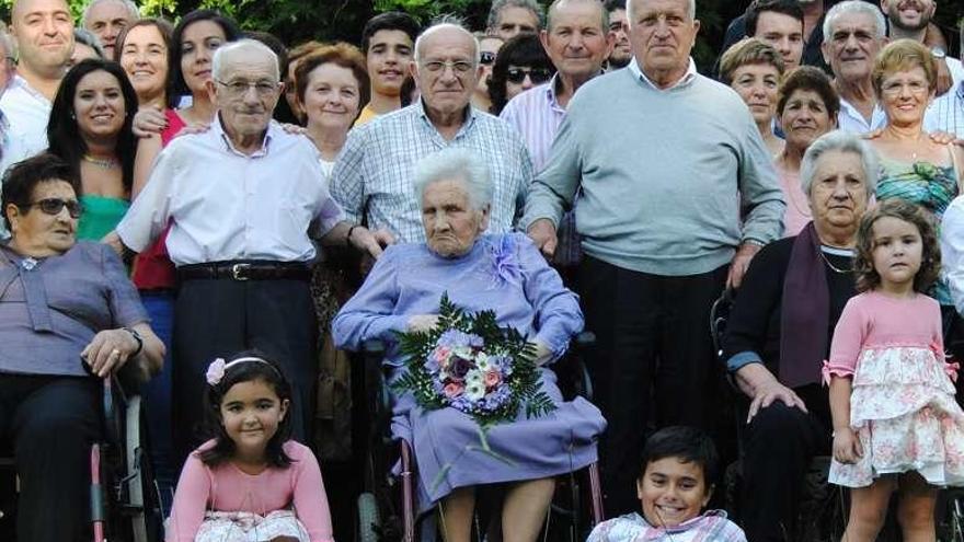 Rosa Álvarez, en su 105 cumpleaños, rodeada de familiares. // FdV