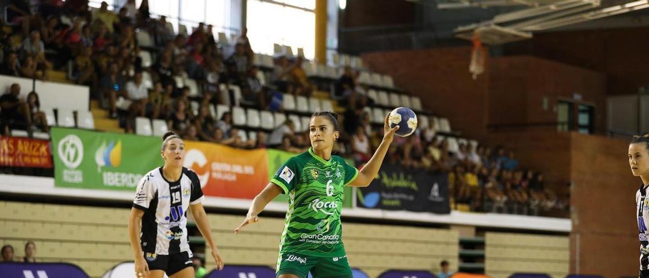 Almudena Rodríguez en una acción de juego del encuentro del Rocasa en Málaga