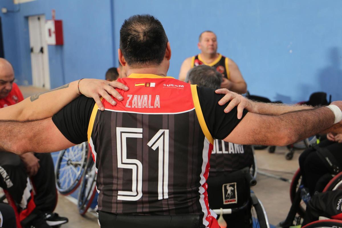 Jugadores de baloncesto en silla de ruedas en un partido en el Genovés.