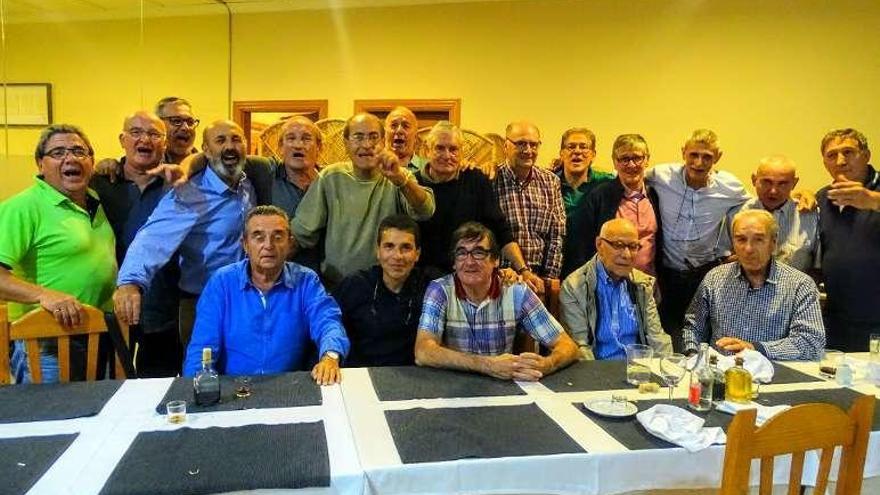 Varios veteranos del Pontevedra, tras la cena. // FdV