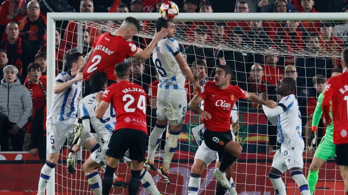 Imagen del choque entre el Mallorca y la Real Sociedad en Son Moix