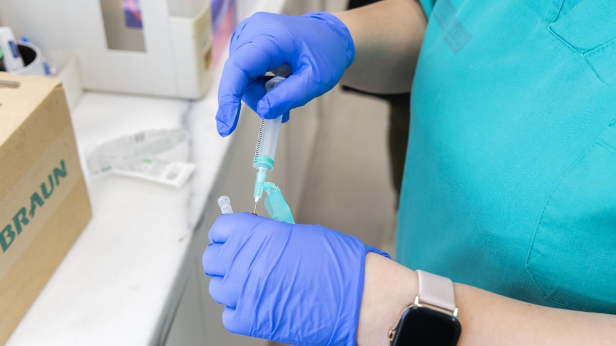 Una enfermera preparando una medicación en un centro de salud valenciano.