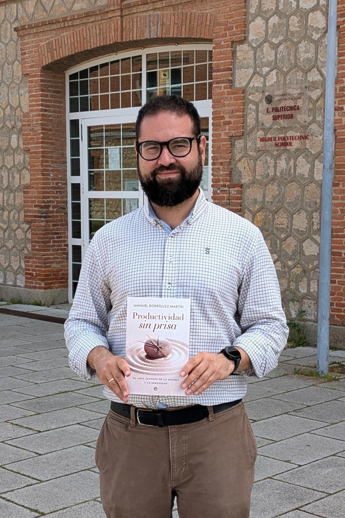 Manuel Rodríguez, con su libro.
