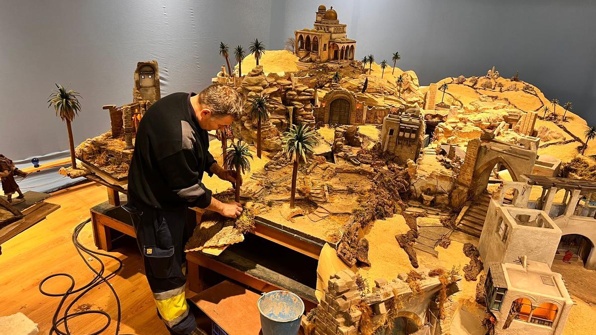 Nicolás Rodríguez, montando el belén que se situará en la Fundación José Cardín de Villaviciosa