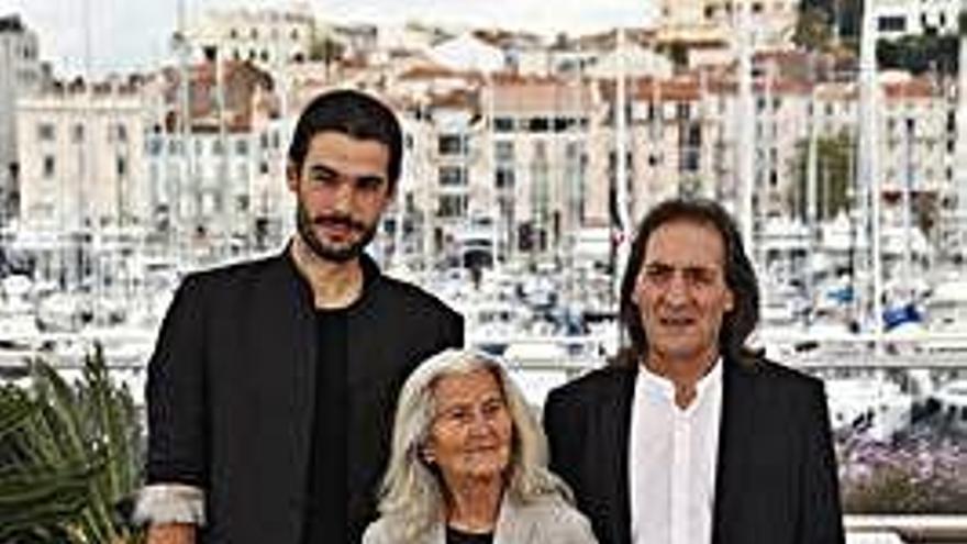 Laxe (izda.), con los protagonistas de &#039;O que arde&#039;, en Cannes.