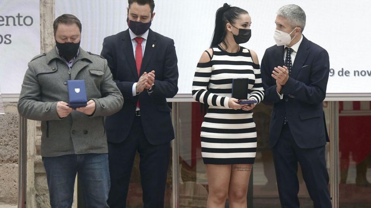 El ministro del Interior, Grande-Marlaska, entrega uno de las condecoraciones del Reconocimiento Civil a las víctimas del terrorismo, ayer | R. O. - Ical