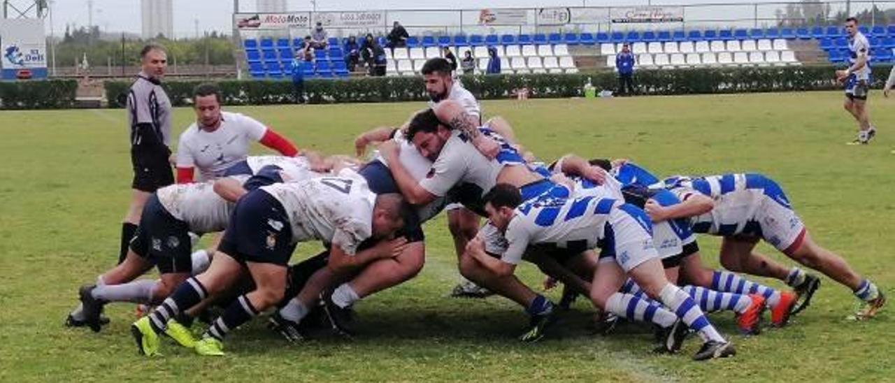 Los jugadores del Inter Cullera y el filial de la Vila durante una melé.