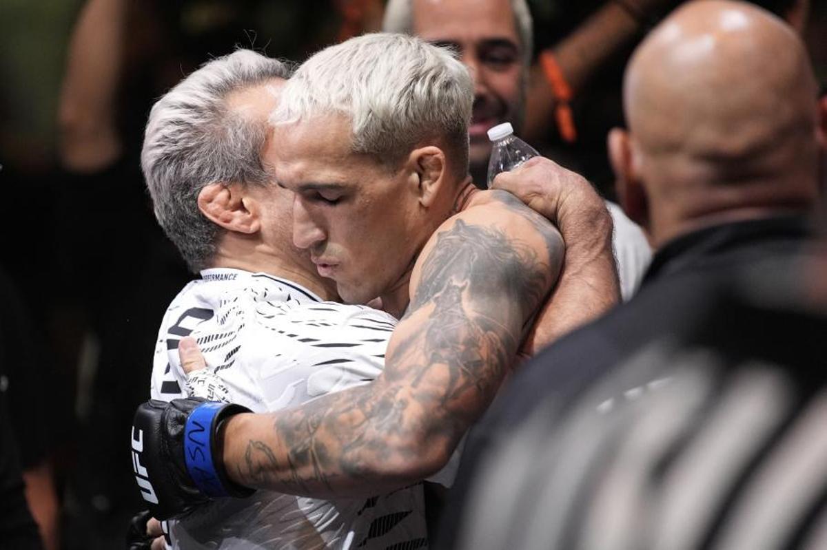 Oliveira saluda a su equipo antes de entrar a la jaula