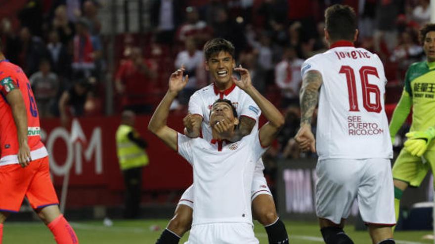 Los futbolistas del Sevilla celebran un gol.