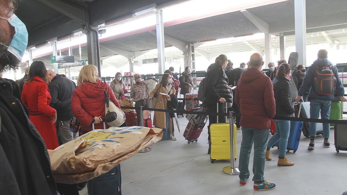 El andén estaba lleno a la espera del tren con destino a Madrid. // IÑAKI OSORIO