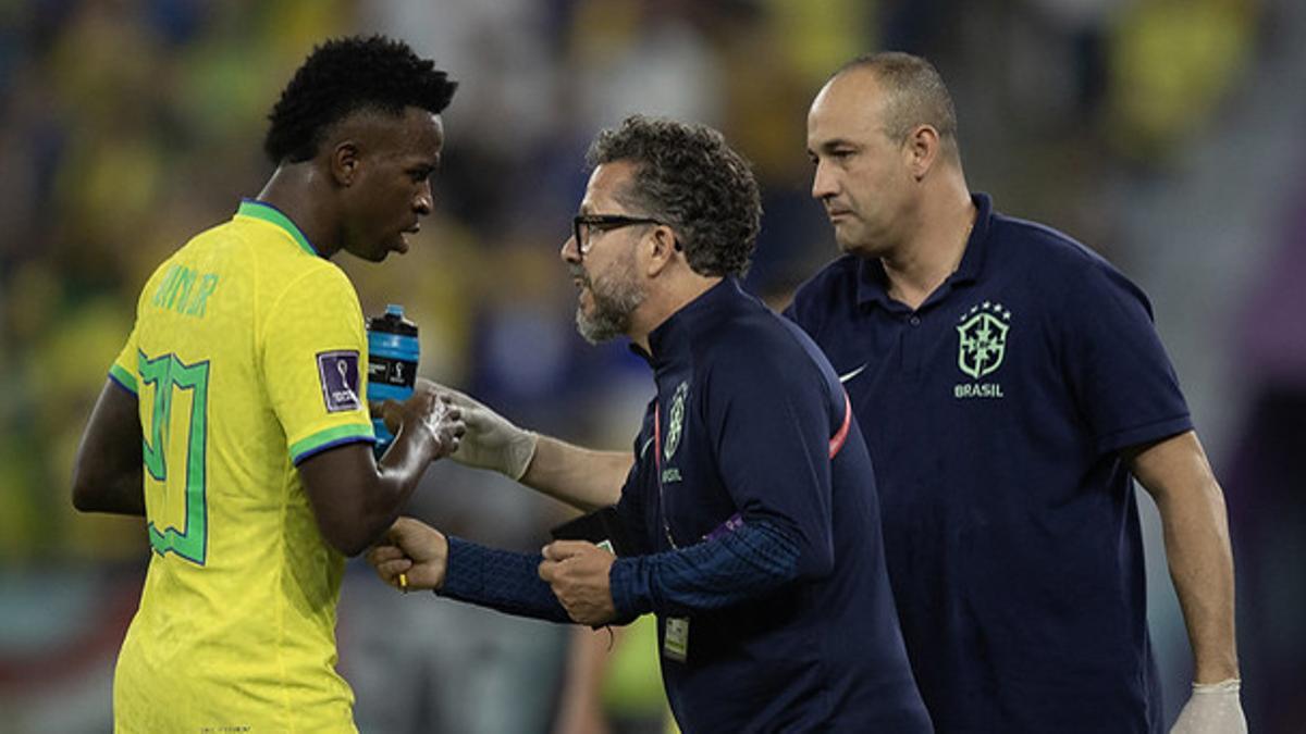 Vinicius Jr recibe instrucciones de Cleber Xavier, auxiliar de Tite