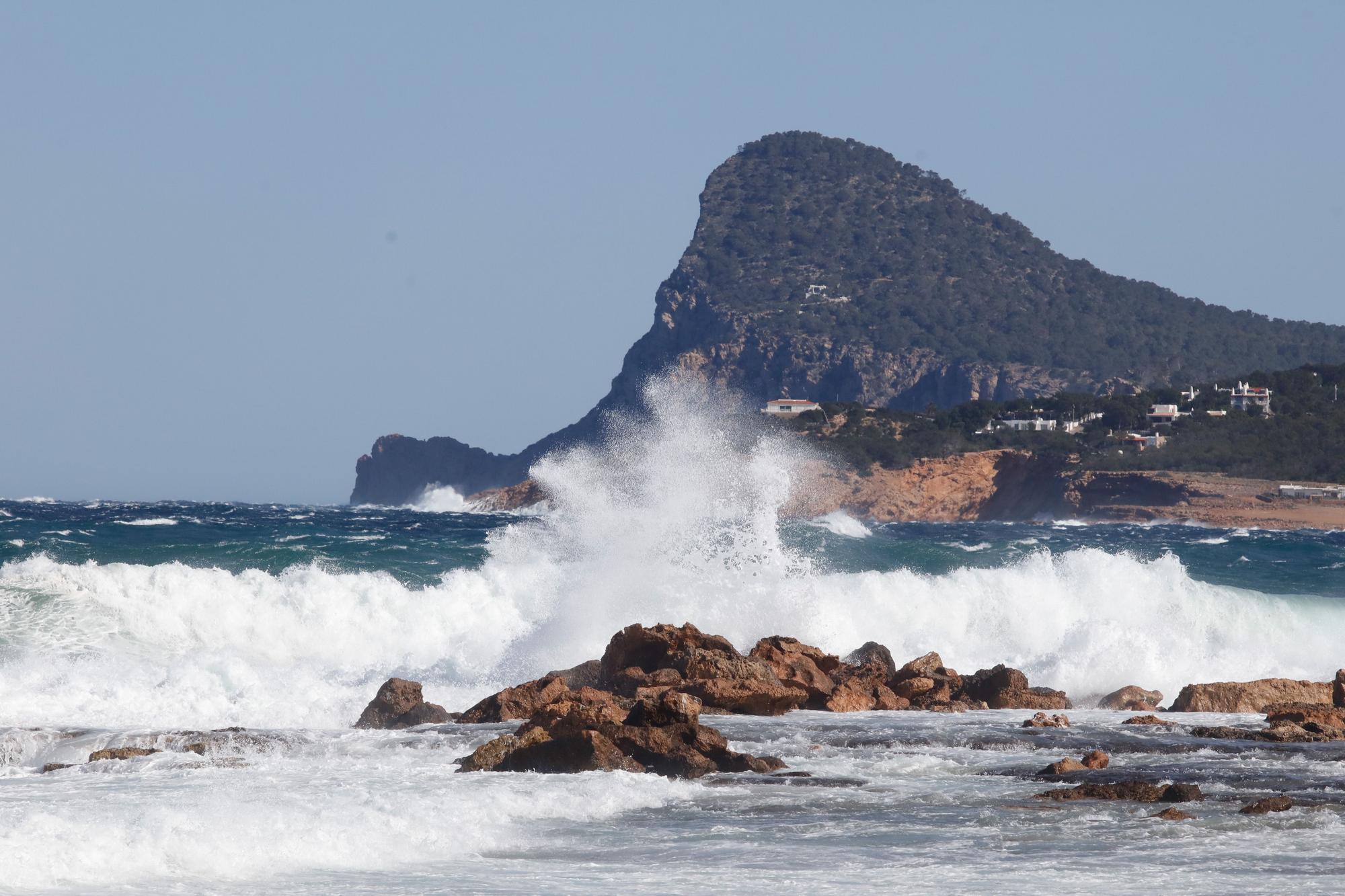 Las imágenes del temporal de viento y oleaje que azota Ibiza y Formentera