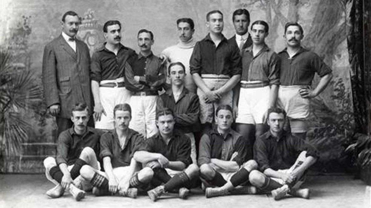El equipo del FC Barcelona de la temporada 1909-1910. Gamper, el fundador, es el primero de pie por la izquierda