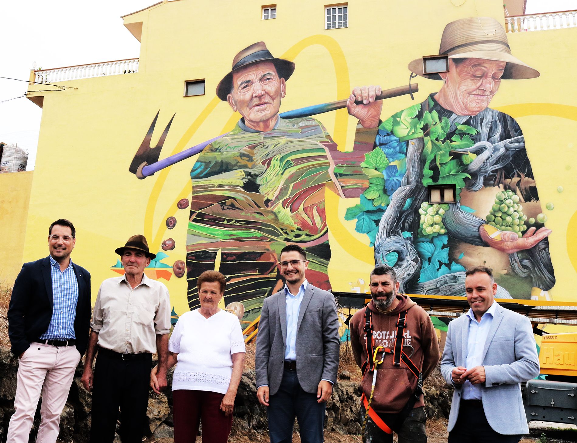 Autoridades locales junto a Matías Mata y los agricultores que han servido de modelos para este mural