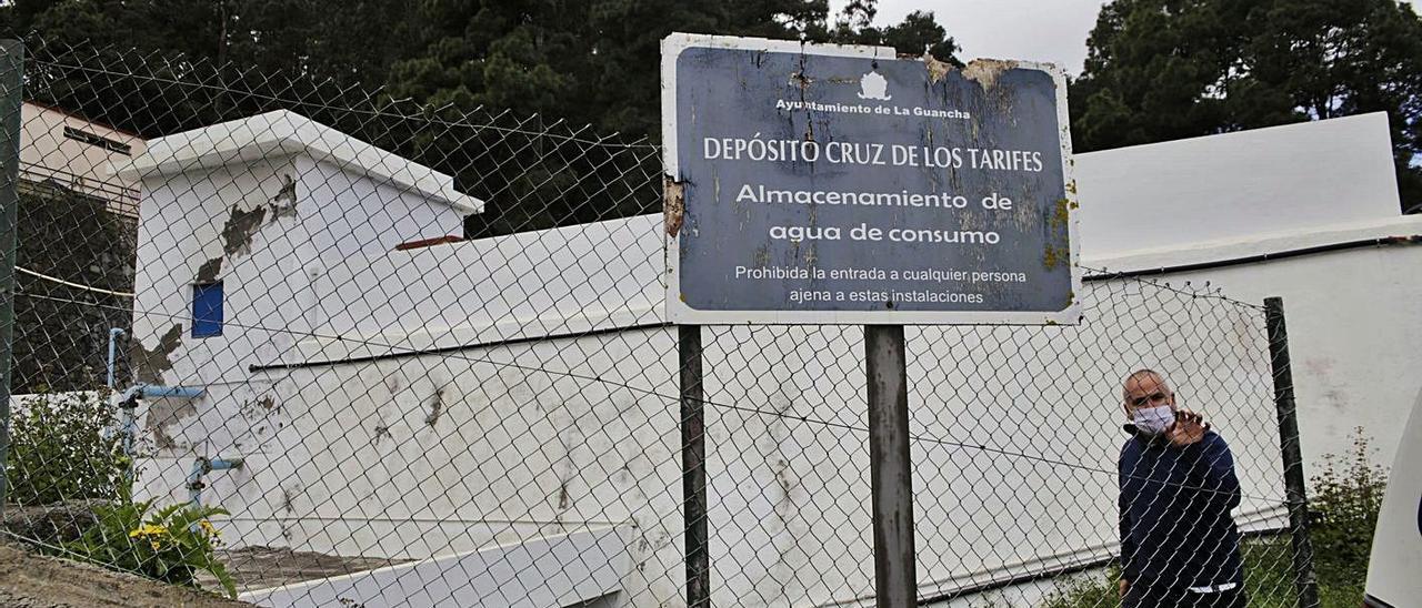 El edil de Aguas de La Guancha, Juan Felipe Rodríguez (PP), junto al depósito de Cruz de Tarifes.