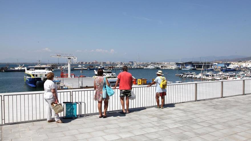 Vianants sobre la nova rambla del port de Roses.