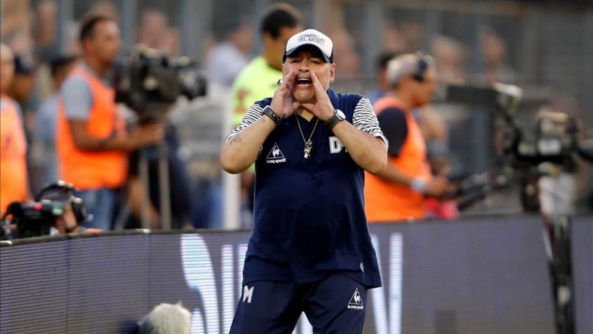 Diego Maradona lucha por mantener a Gimnasia en la Superliga Argentina