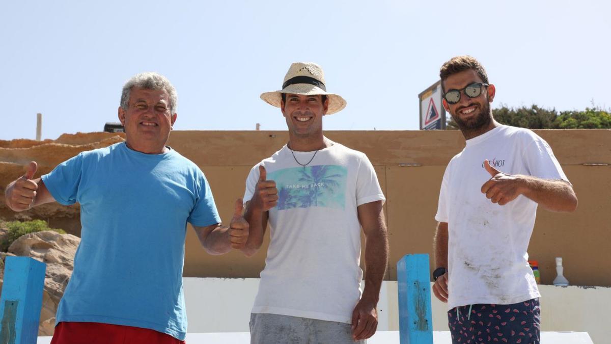 Los quioscos de playa se empiezan por fin a montar en Formentera