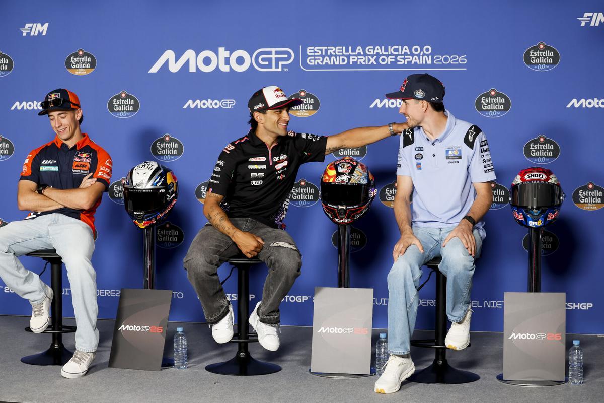 JEREZ DE LA FRONTERA (CÁDIZ), 23/04/2026.- (izda a dcha) Los pilotos españoles de MotoGP Pedro Acosta, Jorge Martín y Alex Márquez durante la rueda de prensa previa al Gran Premio de España de Motociclismo, este jueves en Jerez de la Frontera. EFE/ José Manuel Vidal