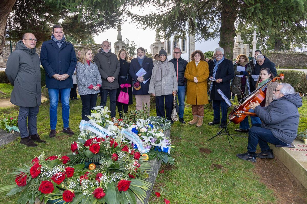 Ofrenda floral a Isaac Díaz Pardo e ofrenda en lembranza de Ramón María del Valle-Inclán