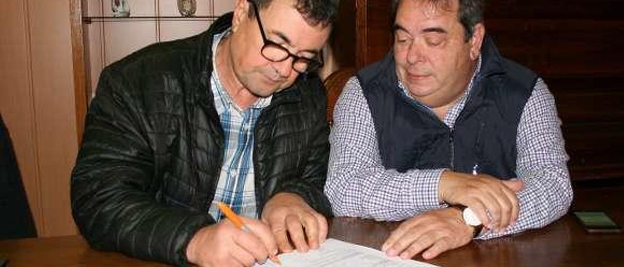 Eloi Domínguez y Gerardo Seoane formalizan la cesión. // FdV