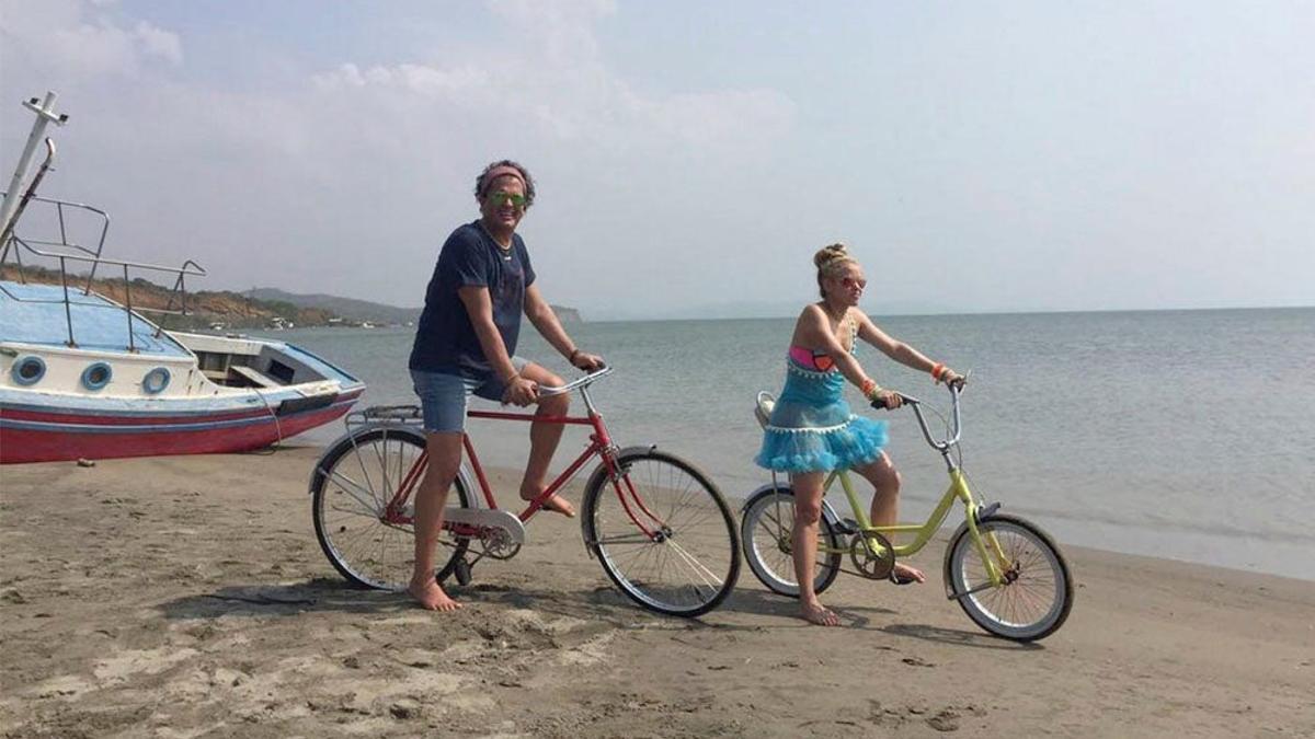 Shakira y Carlos Vives en su bicicleta