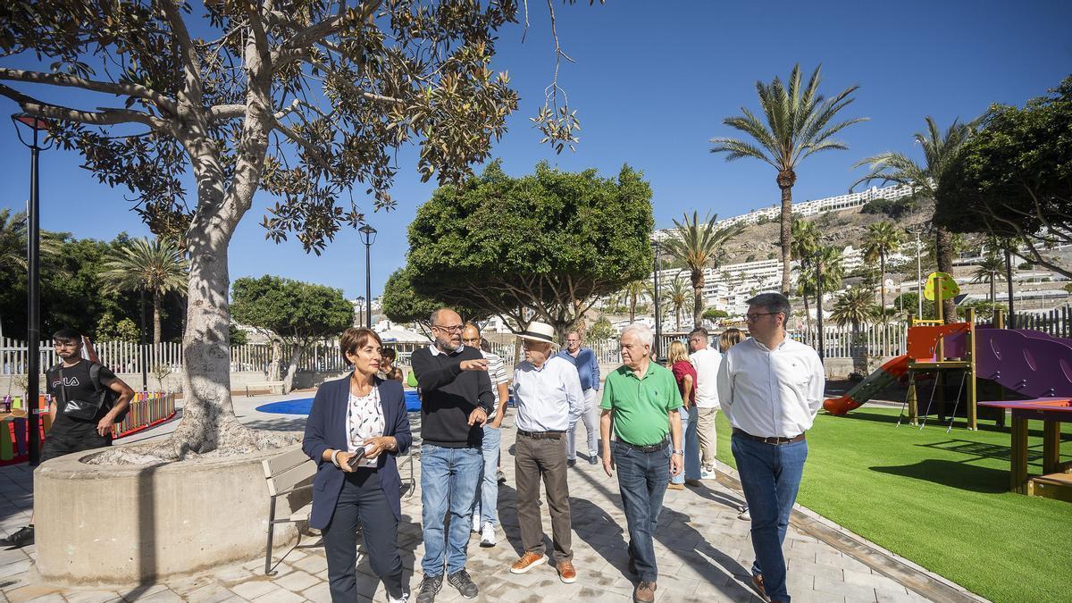 Onalia Bueno, Antonio Morales, Carmelo Ramírez y Juan Manuel Gabella escuchan las explicaciones de un técnico.