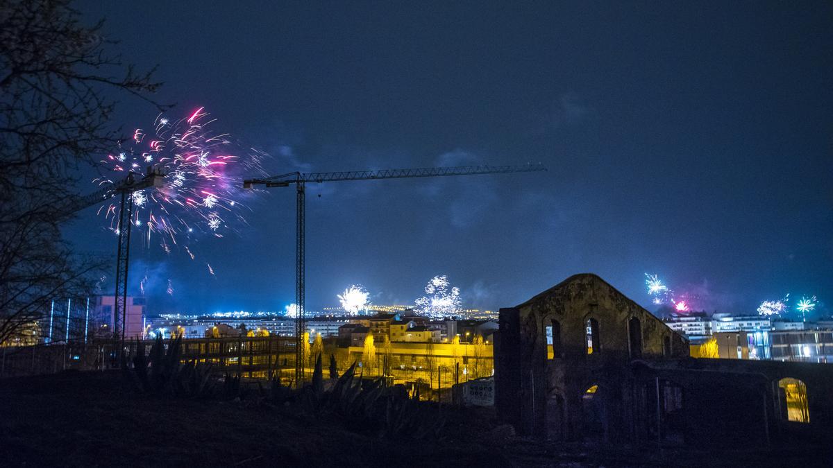 Castell de focs amb bateries de pirotècnia llençades per Xàldiga des de diversos punts de Manresa