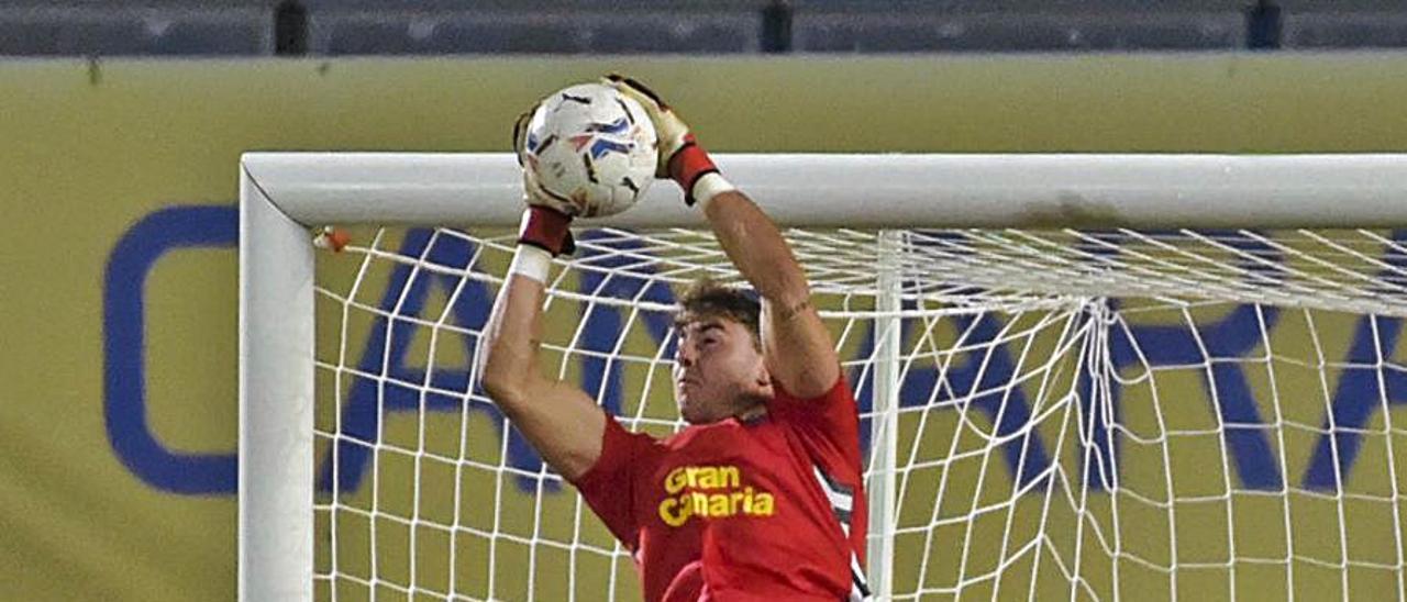 Domínguez atrapa el balón ante la presencia de un rival, el domingo.