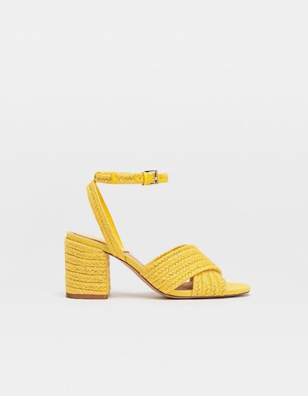 Sandalias de rafia en color amarillo, de Stradivarius