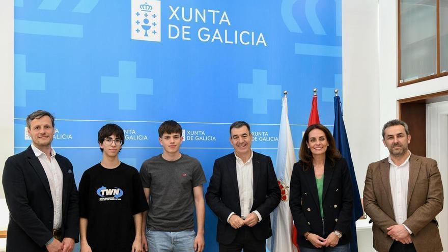 El conselleiro de Educación felicita al redondelano David Lago tras ganar la Olimpiada Informática