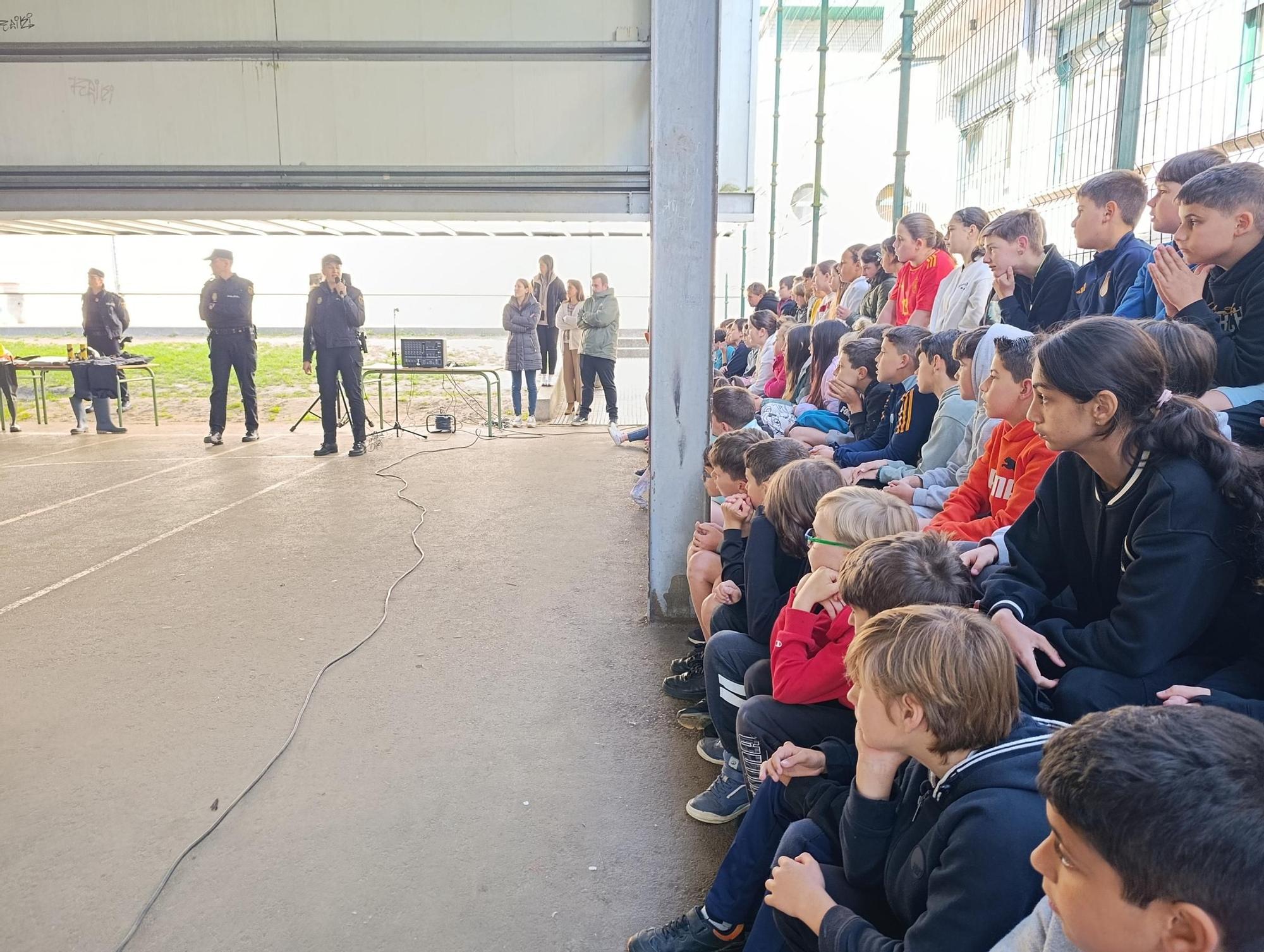 Así fue la exhibición de la Policía Nacional en el colegio La Fresneda, en Siero