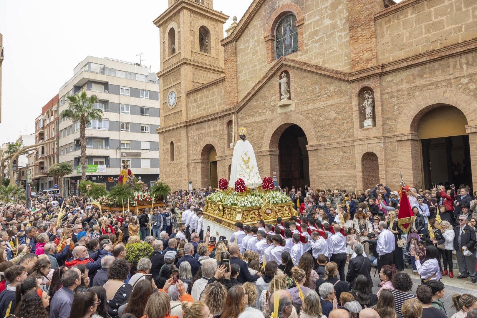 Bendición y procesión de Las Palmas en Torrevieja de Domingo de Ramos en la Semana Santa 2024