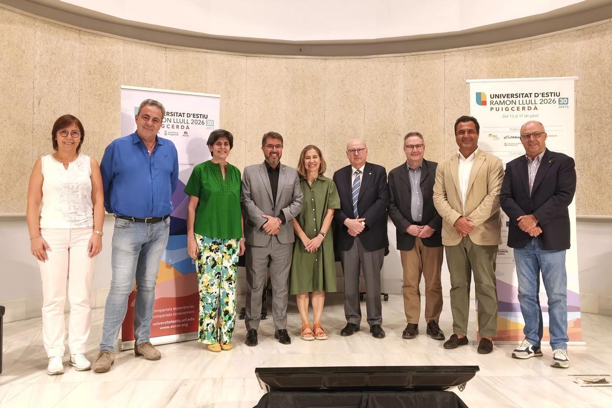 Els representants institucionals en l'estrena de la cita acadèmica