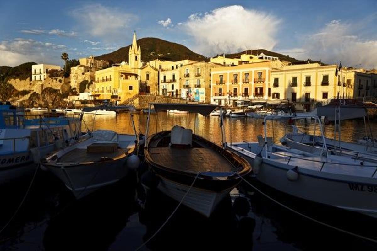 Lípari, la isla más grande del archipiélago de las Eolias, recibe en los meses de verano a miles