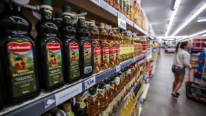 Botellas de aceite en lineales de un supermercado en Barcelona.