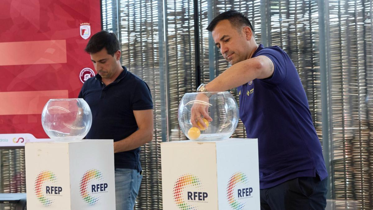 Los entrenadores de Igualada y Barça con las bolas del sorteo
