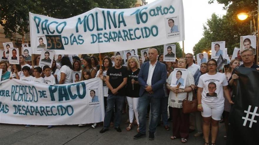 Concentración por Paco Molina ante el Ayuntamiento tras dos años sin rastro