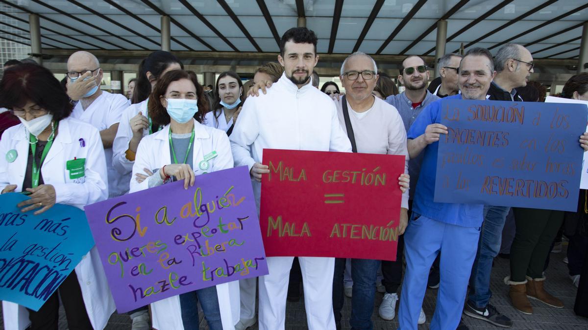 Concentración de protesta en el hospital de la Ribera para demandar mejores condiciones laborales.