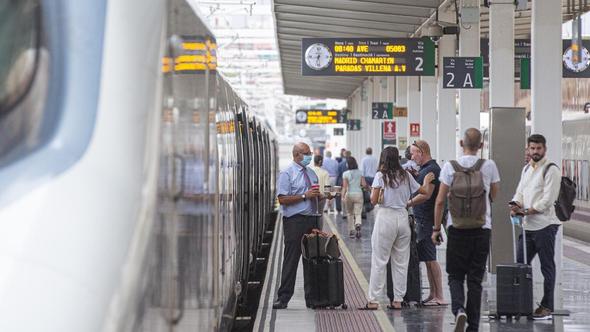 Salida del primer AVE desde la estación de Alicante con destino a la estación de Chamartín en Madrid.