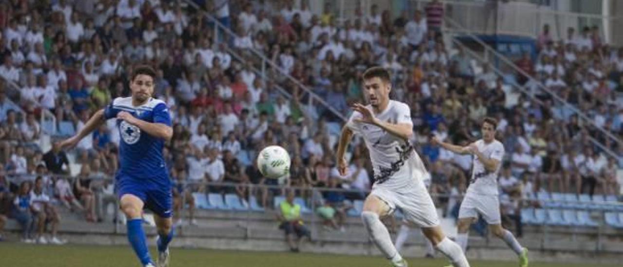 El Olímpic en un lance de la final por el ascenso ante el Écija, el pasado sábado en la Murta.